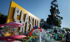 Le "Fardeau du Penseur", une installation évolutive de l'artiste, photographe et militant canadien Benjamin Von Wong devant le siège genevois de l'Onu, est peu à peu recouvert de déchets plastique, alors que les délégués réunis à l'intérieur du Palais des Nations ont bien du mal à trouver un terrain d'entente pour rédiger le premier traité international sur la pollution plastique, le 12 aout 2025 ( AFP / Fabrice COFFRINI )