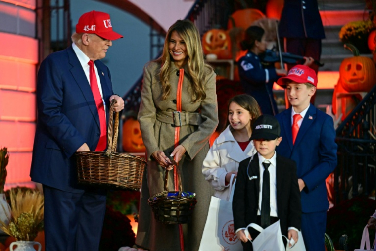 Le président américain Donald Trump et la Première dame Melania Trump distribuent des friandises à des enfants à l'occasion d'Halloween, à la Maison Blanche à Washington, le 30 octobre 2025 ( AFP / Jim WATSON )