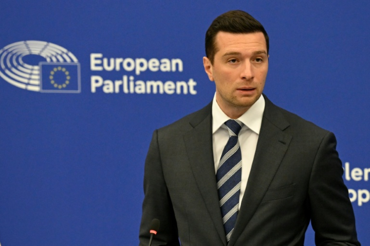 Jordan Bardella, président du Rassemblement national (RN), parti d'extrême droite français, député européen et président du groupe "Les Patriotes pour l'Europe", s'exprime devant la presse au Parlement européen, à Strasbourg, le 16 juin 2026 ( AFP / Jean-Christophe VERHAEGEN )