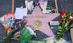 Mémorial improvisé pour Rob Reiner sur le Hollywood Walf of Fames, le 16 décembre 2025 ( AFP / Frederic J. BROWN )