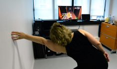 Une personne atteinte de la maladie de Parkinson réalisant des mouvements thérapeutiques. (illustration) ( AFP / ERIC PIERMONT )