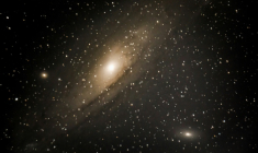 Photographie prise le 23 décembre 2017 depuis Bago en Birmanie et montrant la galaxie d'Andromède dans laquelle les chercheurs ont pu observer ce phénomène ( AFP / Ye Aung THU )