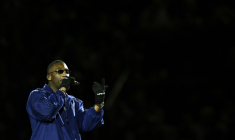 Le rappeur français SDM se produit au Parc des Princes avant une rencontre entre le PSG et l'OM, le 16 mars 2025 à Paris ( AFP / JULIEN DE ROSA )