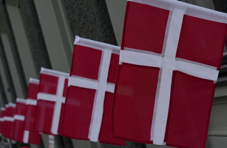 Des drapeaux danois flottent dans une rue du centre de Copenhague