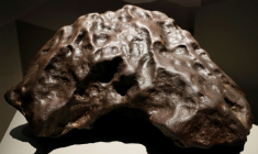Tamentit, une chondrite retrouvée en Algérie en 1864, lors de l'exposition "Météorites entre ciel et terre", le 17 octobre 2017 au Muséum national d'histoire naturelle à Paris ( AFP / FRANCOIS GUILLOT )
