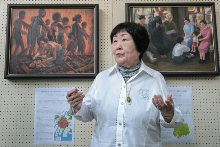 Tomoko Wakimasu, une survivante de la bombe atomique d'Hiroshima, s'adresse aux médias lors d'une présentation de peintures réalisées par des élèves à partir des témoignages de survivants, le 27 juin 2025 à Hiroshima ( AFP / Richard A. Brooks )
