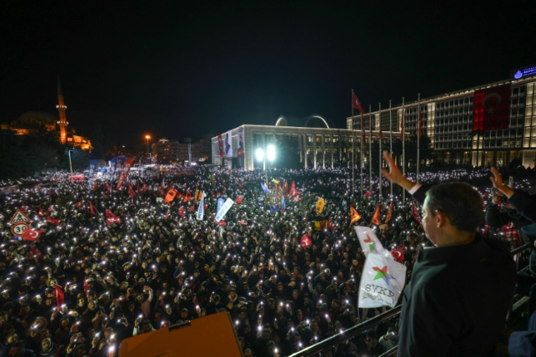 Özgür Özel face à une foule réunie devant l'hôtel de ville d'Istanbul après l'arrestation du maire de la ville, le 19 mars 2025 ( Republican People's Party (CHP) Press Service / HANDOUT )