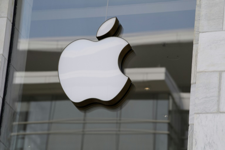 Logo d'Apple à l'entrée d'une boutique de la marque, le 14 septembre 2021 à Washington ( AFP / Nicholas Kamm )