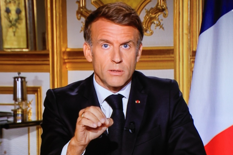 Emmanuel Macron prononce une allocution télévisée, le 18 octobre 2026 à Paris ( AFP / Ludovic MARIN )