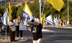 Des Israéliens manifestent près de Kiryat Shmona, dans le nord du pays, pour exiger du gouvernement un accord garantissant la libération des otages retenus à Gaza, le 17 août 2025 ( AFP / Jalaa MAREY )