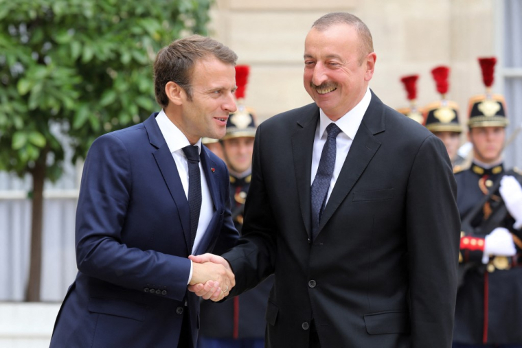 Emmanuel Macron et Ilham Aliev à Paris, le 20 juillet 2018. ( AFP / LUDOVIC MARIN )