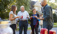 (Crédits photo : Adobe Stock - Personnes d'un même quartier participant à un moment convivial lors de la fête des voisins)