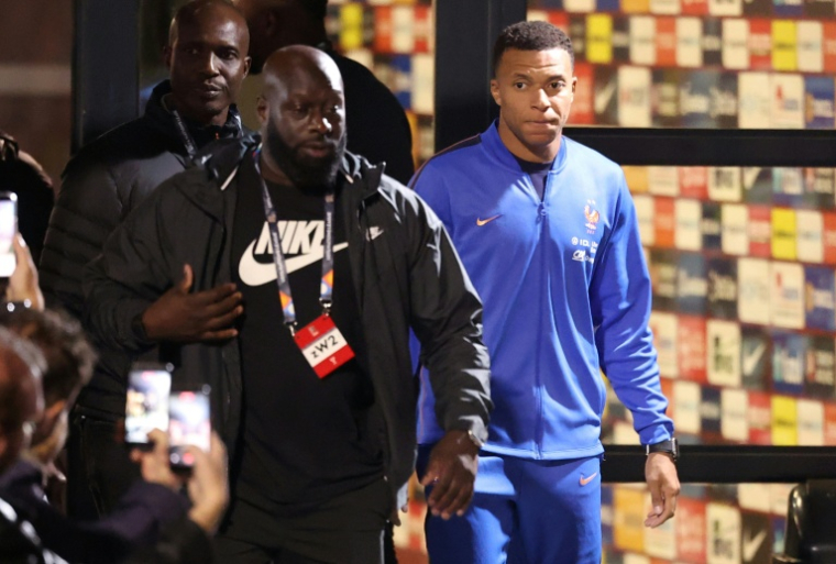Blessé, Kylian Mbappé à la sortie du stade Kocaeli après le victoire de la France contre la Turquie en Ligue des nations, le 25 septembre 2026 ( AFP / FRANCK FIFE )