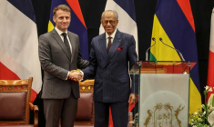 Le Premier ministre de l'île Maurice Navin Ramgoolam (à droite) serre la main du président français Emmanuel Macron (à gauche) lors d'une conférence de presse à Port-Louis, île Maurice, le 20 novembre 2025 ( AFP / Ludovic MARIN )