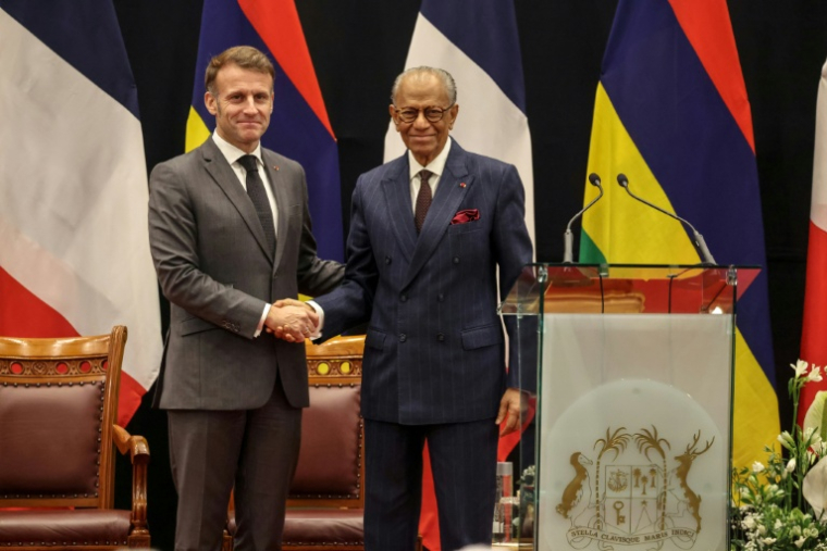 Le Premier ministre de l'île Maurice Navin Ramgoolam (à droite) serre la main du président français Emmanuel Macron (à gauche) lors d'une conférence de presse à Port-Louis, île Maurice, le 20 novembre 2025 ( AFP / Ludovic MARIN )