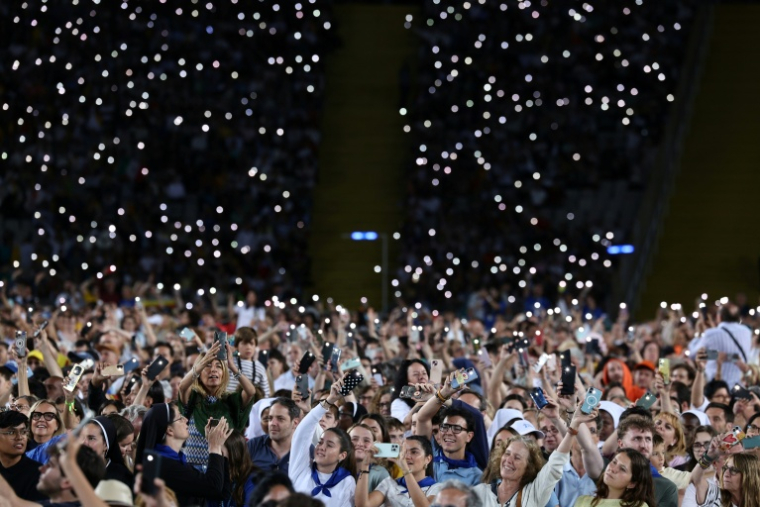 La foule assistant à une veille de prière du pape Léon XIV au stade olympique de Barcelone, le 9 juin 2026 ( AFP / Josep LAGO )