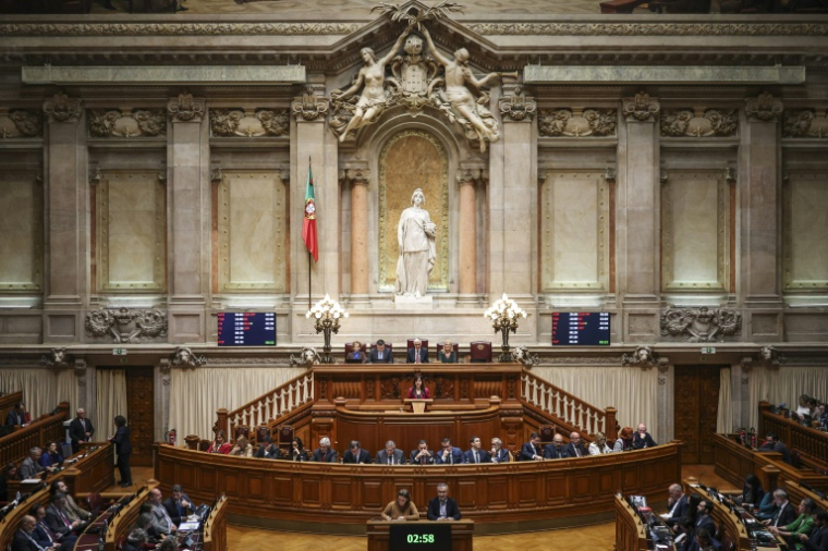 Vue générale du Parlement portugais lors d'un débat sur le budget de l'Etat, le 27 novembre 2025 ( AFP / PATRICIA DE MELO MOREIRA )