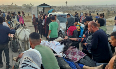 Des Gazaouis évacuent des personnes tuées, selon la Défense civile locale, par des tirs israéliens en marge d'une distribution d'aide à Rafah, dans le sud de la bande de Gaza, le 1er juin 2025 ( AFP / - )