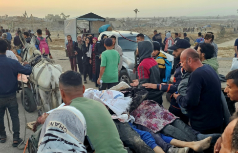 Des Gazaouis évacuent des personnes tuées, selon la Défense civile locale, par des tirs israéliens en marge d'une distribution d'aide à Rafah, dans le sud de la bande de Gaza, le 1er juin 2025 ( AFP / - )