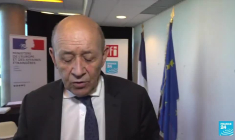 Jean-Yves Le Drian signe un accord avec France Médias Monde pour lutter contre la manipulation de l'information