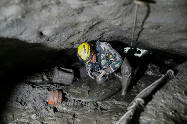 L’armée népalaise mène une opération de recherche et de sauvetage dans le tunnel de la centrale hydroélectrique de Chilime, plusieurs jours après les crues soudaines et les glissements de terrain meurtriers survenus dans le district de Rasuwa, au Népal, le 10 septembre 2026 ( AFP / SKANDA GAUTAM )