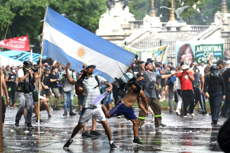 Heurts entre policiers et manifestants oppposés la réforme du travail, le 11 février 2026 à Buenos Aires, en Argentine ( AFP / Luis ROBAYO )
