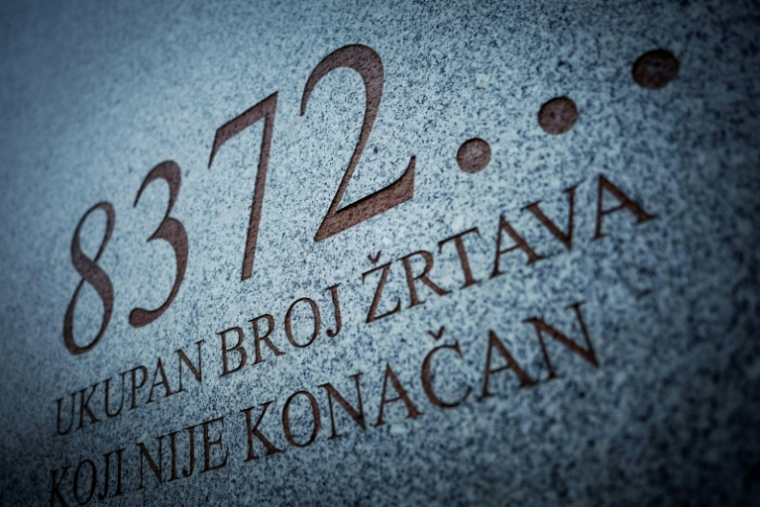 Un monument portant l'inscription "8372 — le nombre total de victimes, qui n'est pas définitif" au cimetière-mémorial du village de Potočari, près de Srebrenica, dans l'est de la Bosnie, le 27 août 2026, après le décès de l'ancien chef militaire des Serbes de Bosnie Ratko Mladić ( AFP / Nidal Saljic )