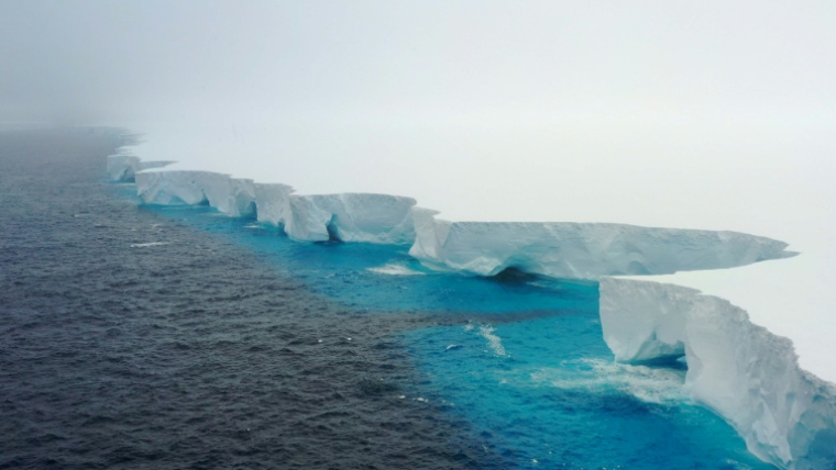 Vue aérienne de l'iceberg A23a, distribuée par EYOS Expeditions le 19 janvier 2024 ( EYOS Expeditions / Richard Sidey )