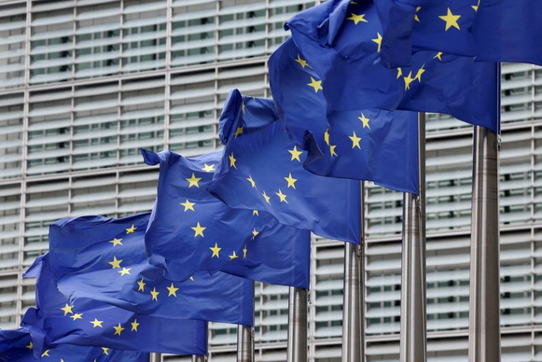 Les drapeaux de l'Union européenne flottent devant le siège de la Commission européenne à Bruxelles
