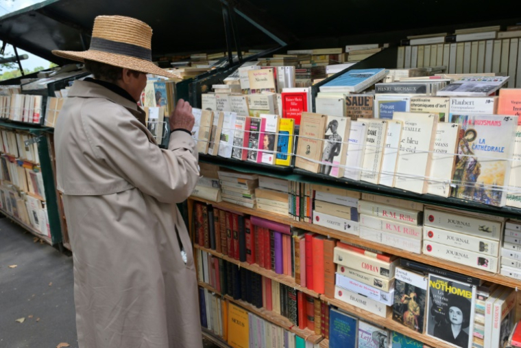Une bouquiniste sur les quais de la Seine à Paris, le 29 août 2023. La France a été le premier pays au monde, en 1981, à imposer un prix unique aux livres neufs. ( AFP / MIGUEL MEDINA )