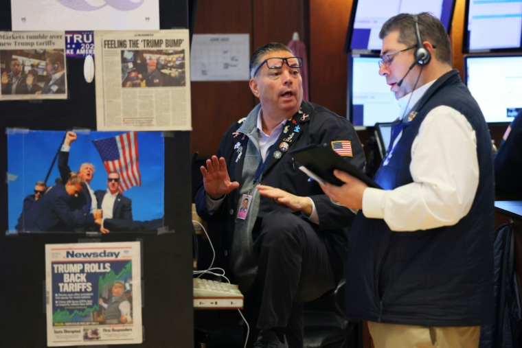 Traders sur le parquet du New York Stock Exchange le 16 juin 2025. ( GETTY IMAGES NORTH AMERICA / Michael M. Santiago )