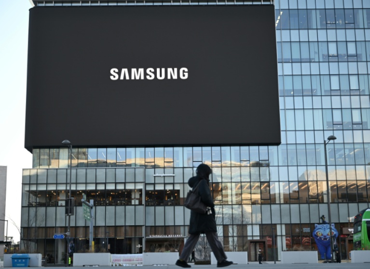 Une publicité pour Samsung dans une rue de Séoul, le 8 janvier 2026. ( AFP / Jung Yeon-je )