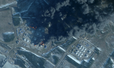 Image satellite prise le 23 mars 2026 par Planet Labs PBC, montrant un panache de fumée s'élevant d'un terminal pétrolier russe à Primorsk ( 2026 Planet Labs PBC / - )