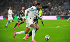 L'attaquant de l'OM Pierre-Emerick Aubameyang au duel avec le défenseur d'Angers Ousmane Camara, à Marseille, le 31 octobre 2025 ( AFP / Christophe SIMON )