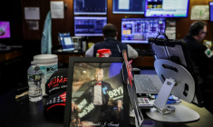 Une photo du président américain Donald Trump dans la salle des marchés de la bourse de New York