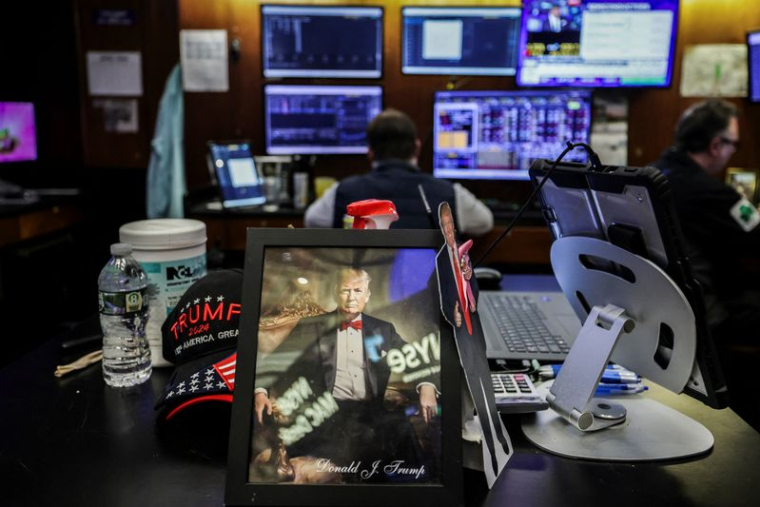 Une photo du président américain Donald Trump dans la salle des marchés de la bourse de New York