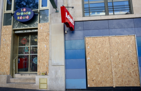 Des magasins protégés par des plaques de bois à Paris en prévision des manifestations, le 30 octobre 2026 ( AFP / Thomas SAMSON )