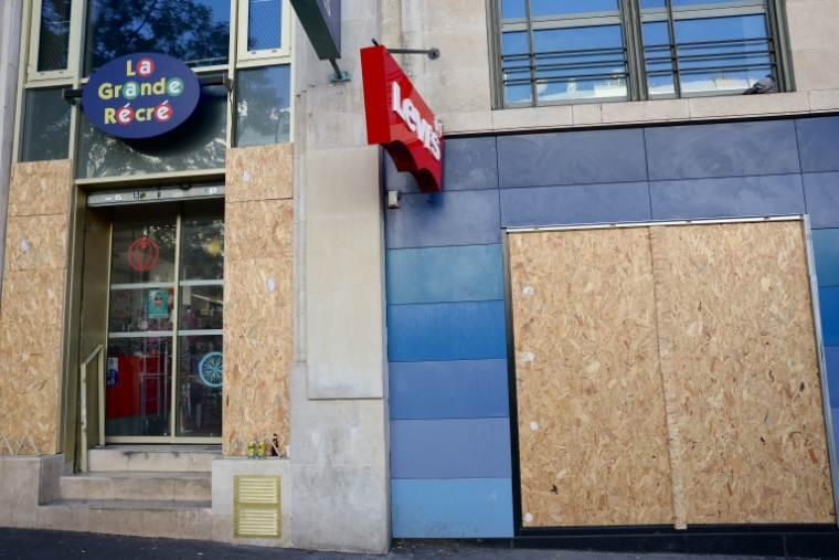 Des magasins protégés par des plaques de bois à Paris en prévision des manifestations, le 30 octobre 2026 ( AFP / Thomas SAMSON )