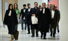 L'avocat Matthieu Chirez (2e g) arrive avec des proches de victimes pour le procès des 14 passeurs présumés impliqués dans la mort de 31 migrants dans la Manche en 2021, au tribunal judiciaire de Paris, le 8 septembre 2026 ( AFP / SIMON WOHLFAHRT )