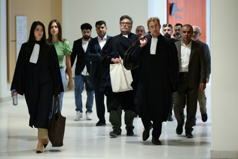 L'avocat Matthieu Chirez (2e g) arrive avec des proches de victimes pour le procès des 14 passeurs présumés impliqués dans la mort de 31 migrants dans la Manche en 2021, au tribunal judiciaire de Paris, le 8 septembre 2026 ( AFP / SIMON WOHLFAHRT )