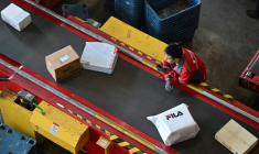 Un employé trie des colis dans un entrepôt de JD.com lors de la "Fête des célibataires", événement commercial annuel majeur en Chine, le 11 novembre 2025 à Pékin ( AFP / Adek BERRY )