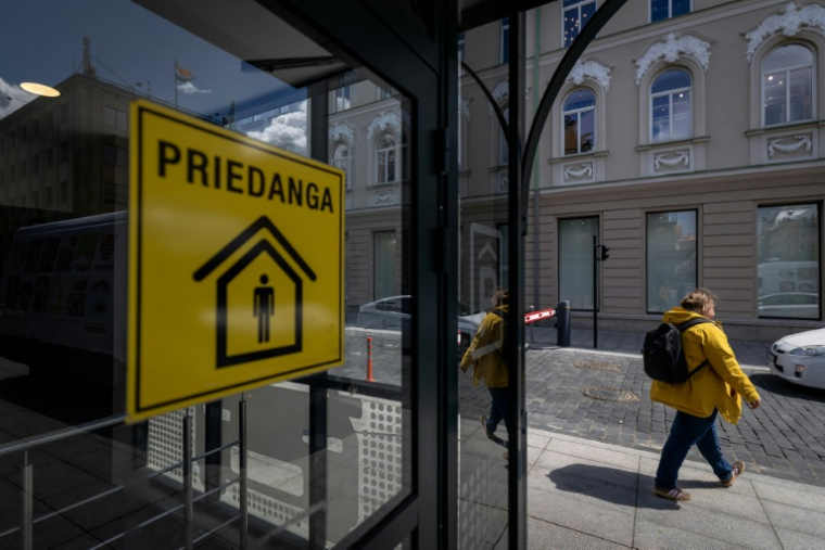 Un panneau annonçant la présence d'un abri situé dans un parking souterrain dans le centre de Vilnius, le 28 mai 2026 ( AFP / Wojtek RADWANSKI )