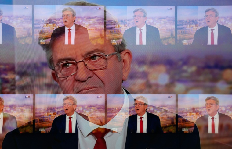 Le leader de LFI Jean-Luc Mélenchon est vu sur un écran alors qu'il annonce sa candidature à la présidentielle sur TF1 le 3 mai 2026 ( AFP / Kiran RIDLEY )