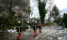 Des pompiers sur les lieux d'une explosion dans un immeuble résidentiel à Trévoux, dans l'Ain, le 16 décembre 2025  ( AFP / Olivier CHASSIGNOLE )