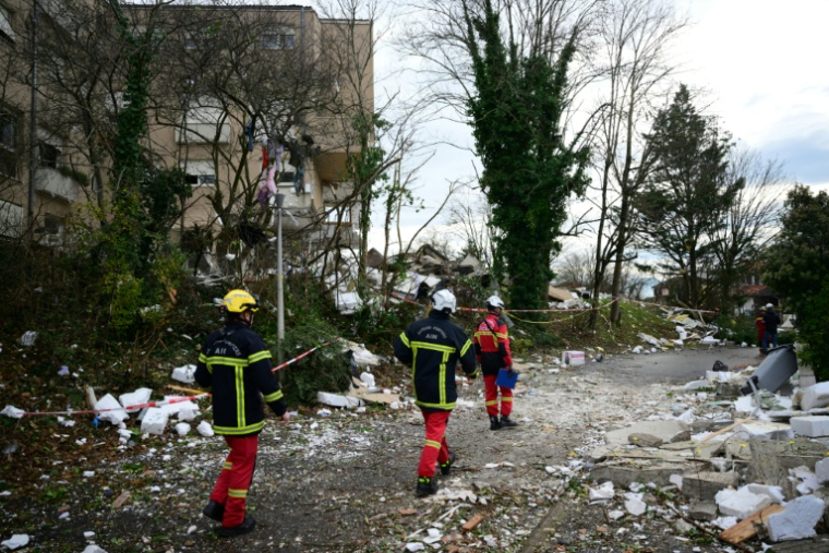 Des pompiers sur les lieux d'une explosion dans un immeuble résidentiel à Trévoux, dans l'Ain, le 16 décembre 2025  ( AFP / Olivier CHASSIGNOLE )