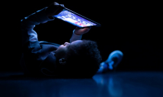 Un enfant regarde une tablette à Paris, le 14 février 2024. ( AFP / JOEL SAGET )