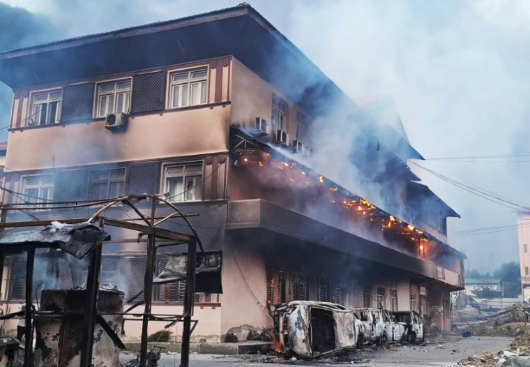 De la fumée s'échappe du bâtiment de la Cour suprême incendié par des manifestants à Katmandou, le 9 septembre 2025 au Népal ( AFP / Anup OJHA )