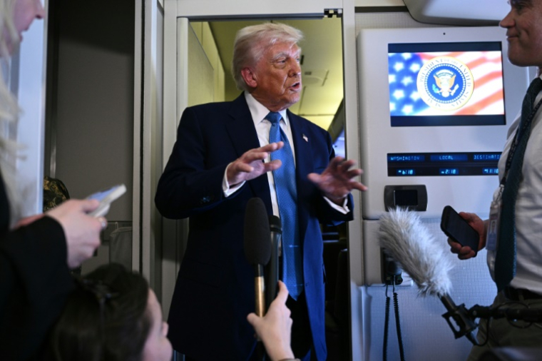Le président américain Donald Trump s'adresse aux médias à bord d'Air Force One, après avoir quitté Abou Dhabi à l'issue de sa tournée au Moyen-Orient, le 16 mai 2025 ( AFP / Brendan SMIALOWSKI )