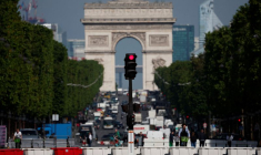 Un feu au rouge aux Champs-Élysées à Paris