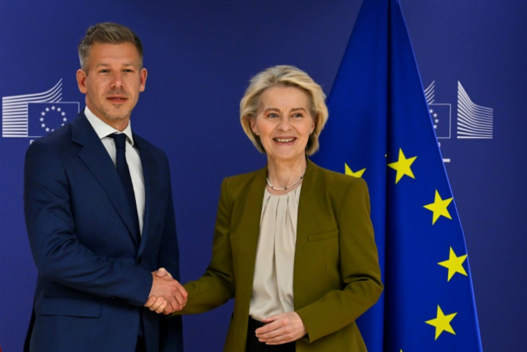 Le futur Premier ministre hongrois Peter Magyar (g) et la présidente de la Commission européenne Ursula von der Leyen, à Bruxelles, le 29 avril 2026 ( POOL / JOHN THYS )